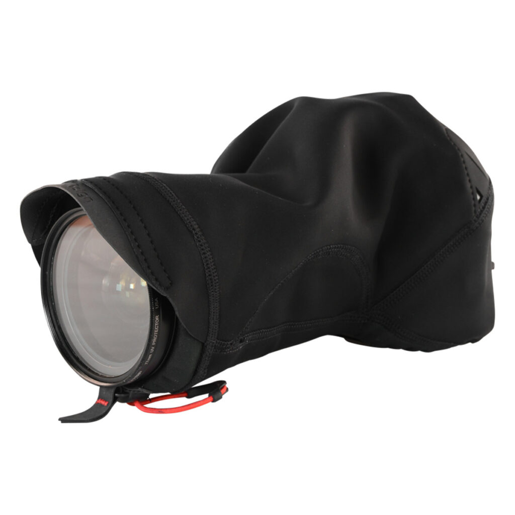 Peak-Design-Shell-1 Peak Design Shell Suojakuori Kameralle - Pieni on joustavasta, vedenpitävästä materiaalista valmistettu musta sadesuoja, jossa on punaiset kiristysnauhat, joilla se kiinnitetään kameran objektiivin päälle.