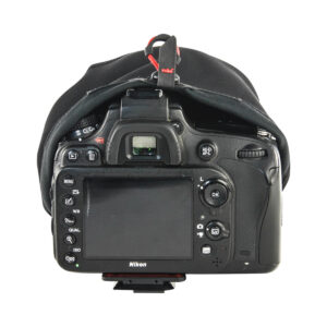 Peak-Design-Shell-3 Nikon DSLR -kameran takakuva, jossa Peak Design Shell Suojakuori Kameralle - Pieni sadesuoja on osittain vedetty päälle, ja jossa näkyvät painikkeet, valitsimet, LCD-näyttö ja etsin.