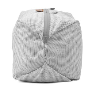 Peak-Design-Shoe-Pouch---Raw2 Peak Design Shoe Pouch - Raw on suorakulmainen, harmaa kangaspussi, jossa on pieni ruutukuvio. Sivulta katsottuna siinä on vetoketju ylhäällä ja kangaslenkki vetoketjun vetimen lähellä.