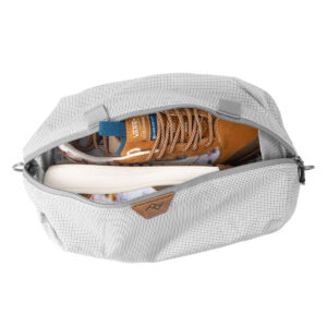 Peak-Design-Shoe-Pouch---Raw3 Peak Design Shoe Pouch - Raw on avattu ylhäältä päin, ja se on pakattu siististi parin ruskean Vans-kengän, valkoisten sandaalien ja värikkäiden sukkien kanssa - kaikki sisältö on selvästi näkyvissä.
