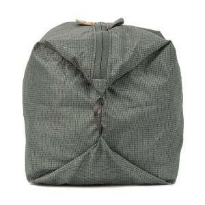 Peak-Design-Shoe-Pouch---Sage2 Peak Design Shoe Pouch in Sage on vihreä, suorakaiteen muotoinen kangaspussi, jossa on ruudukkokuvio, vetoketju edessä ja hieman ryppyinen viimeistely, ja se on kuvassa pystyssä valkoisella pohjalla.
