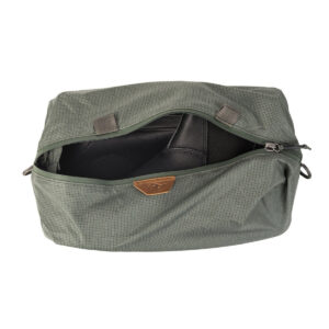 Peak-Design-Shoe-Pouch---Sage3 Peak Design Shoe Pouch, väri Sage, on osittain avattu, ja sen sisältä paljastuu mustat kengät. Pussissa on pieni ruskea nahkalappu edessä ja kangaslenkit sivuilla.