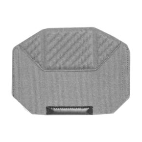 Peak-Design-Small-Travel-Divider-1 Pieni, suorakaiteen muotoinen, harmaa jakaja, jossa on viistetyt kulmat ja vaakasuora aukko keskellä alhaalla, suunniteltu Peak Design Spareparts Travel Bags - Small Travel Divider -matkalaukkujen organisoitua pakkaamista varten.