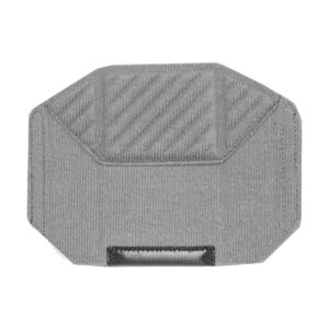 Pieni, suorakaiteen muotoinen, harmaa jakaja, jossa on viistetyt kulmat ja vaakasuora aukko keskellä alhaalla, suunniteltu Peak Design Spareparts Travel Bags - Small Travel Divider -matkalaukkujen organisoitua pakkaamista varten.