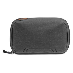 Peak-Design-Tech-Pouch-Charcoal-1 Peak Design Tech Pouch - Charcoal on suorakulmainen, tummanharmaa kangaspussi, jossa on hienovarainen rakenne, vetoketju, minimalistinen tikkaus ja pieni nahkainen korostus edessä.