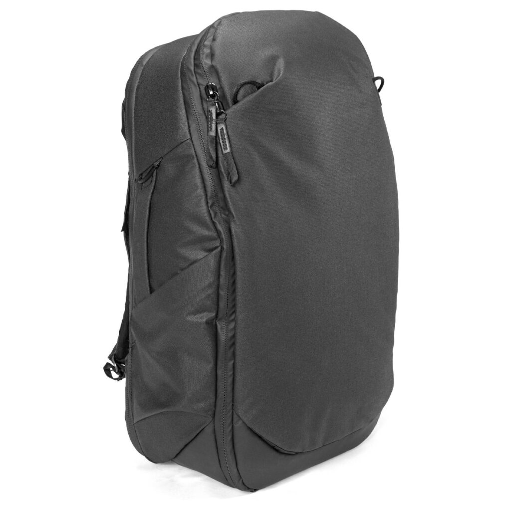 Peak-Design-Travel-Backpack-30L-black1 Peak Design Travel Backpack 30L -kamerareppu, musta, on tyylikäs musta reppu minimalistisella muotoilulla, jossa on useita vetoketjulokeroita ja sivutaskut, kuvassa pystyssä valkoista taustaa vasten.