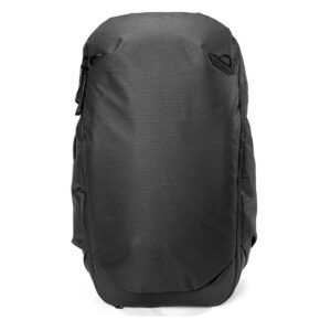 Peak-Design-Travel-Backpack-30L-black2 Peak Design Travel Backpack 30L -kamerareppu, musta näkyy edestä valkoista taustaa vasten, mikä korostaa sen tyylikästä, minimalistista muotoilua, jossa ei ole näkyviä logoja tai ulkoisia taskuja.