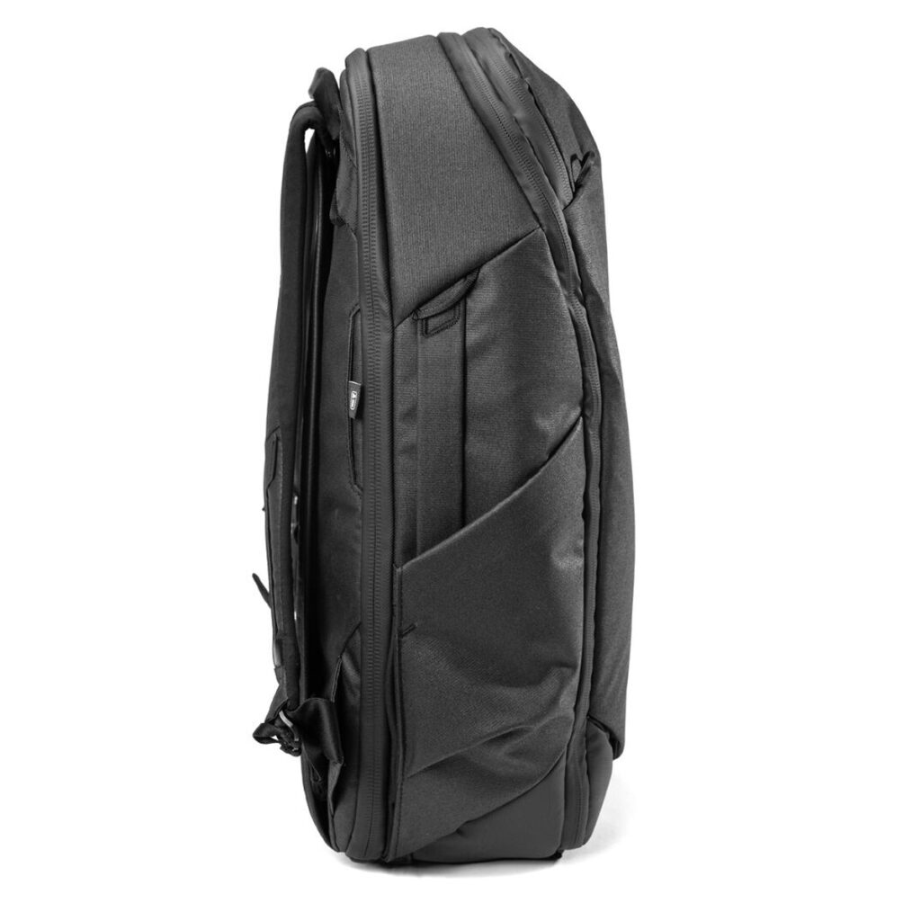 Peak-Design-Travel-Backpack-30L-black3 Peak Design Travel Backpack 30L -kamerareppu, musta, näkyy sivulta tyylikkään modernilla muotoilulla, jossa on useita lokeroita, vetoketjuja ja pehmustettuja osioita.