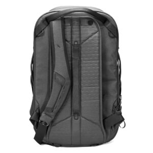 Peak-Design-Travel-Backpack-30L-black6 Peak Design Travel Backpack 30L -kamerareppu, musta on esillä pystyasennossa, ja siinä on pehmustetut olkahihnat, useita kahvoja ja kestävä, moderni musta muotoilu.