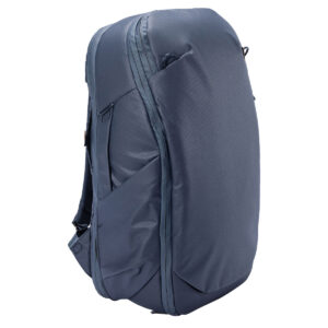 Peak-Design-Travel-Backpack-30L-midnight1 Peak Design Travel Backpack 30L -kamerareppu tummansinisessä värissä on minimalistinen ulkoasu, jossa on sivutaskut, vetoketju ylhäällä ja pehmustetut olkahihnat, ja se on kuvassa pystyssä valkoista taustaa vasten.