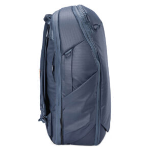 Peak-Design-Travel-Backpack-30L-midnight3 Peak Design Travel Backpack 30L -kamerareppu tummansinisessä värissä sivukuvassa, jossa korostuvat sen useat vetoketjut, lokerot, pehmustetut hihnat ja tyylikäs moderni muotoilu.