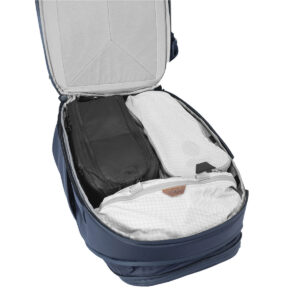 Peak-Design-Travel-Backpack-30L-midnight4 Peak Design Travel Backpack 30L -kamerareppu, tummansininen, näkyy avattuna, kun päälokerossa on järjestetyt mustavalkoiset pakkauskuutiot ja pussit siististi järjestettyinä.