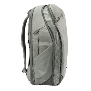 Peak-Design-Travel-Backpack-30L-sage3 Peak Design Travel Backpack 30L -kamerareppu, vaaleanvihreä seisoo pystyssä sivukuvassa, ja siinä on useita lokeroita, vetoketjut, säädettävät hihnat, kaksi ulkoista sivutaskua ja kestävä vedenkestävä kangas.