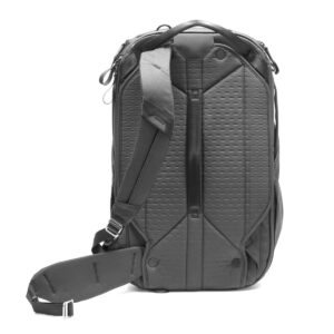 Peak-Design-Travel-Backpack-45L-black02 Peak Design Travel Backpack 45L -kamerareppu, musta, on moderni, strukturoitu musta muotoilu, jossa on kuvioitu materiaali, pehmustettu selkäpaneeli, säädettävät olkahihnat, kantokahva ja näkyvät tikkaukset - kuvassa valkoisella pohjalla.