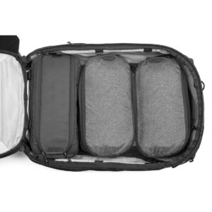 Peak-Design-Travel-Backpack-45L-black04 Avoin Peak Design Travel Backpack 45L -kamerareppu, musta, jonka sisällä on kolme harmaata pakkauskuutiota siististi järjestettynä, joista jokainen vie osan tilavasta sisätilasta.