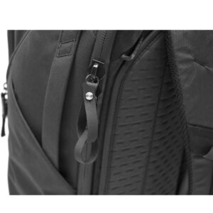 Peak-Design-Travel-Backpack-45L-black07 Lähikuva Peak Design Travel Backpack 45L -kamerareppu, musta, jossa näkyy vetoketju, jossa on nahkainen vetokieleke ja näkyvä kuvioitu pehmuste takapaneelissa.
