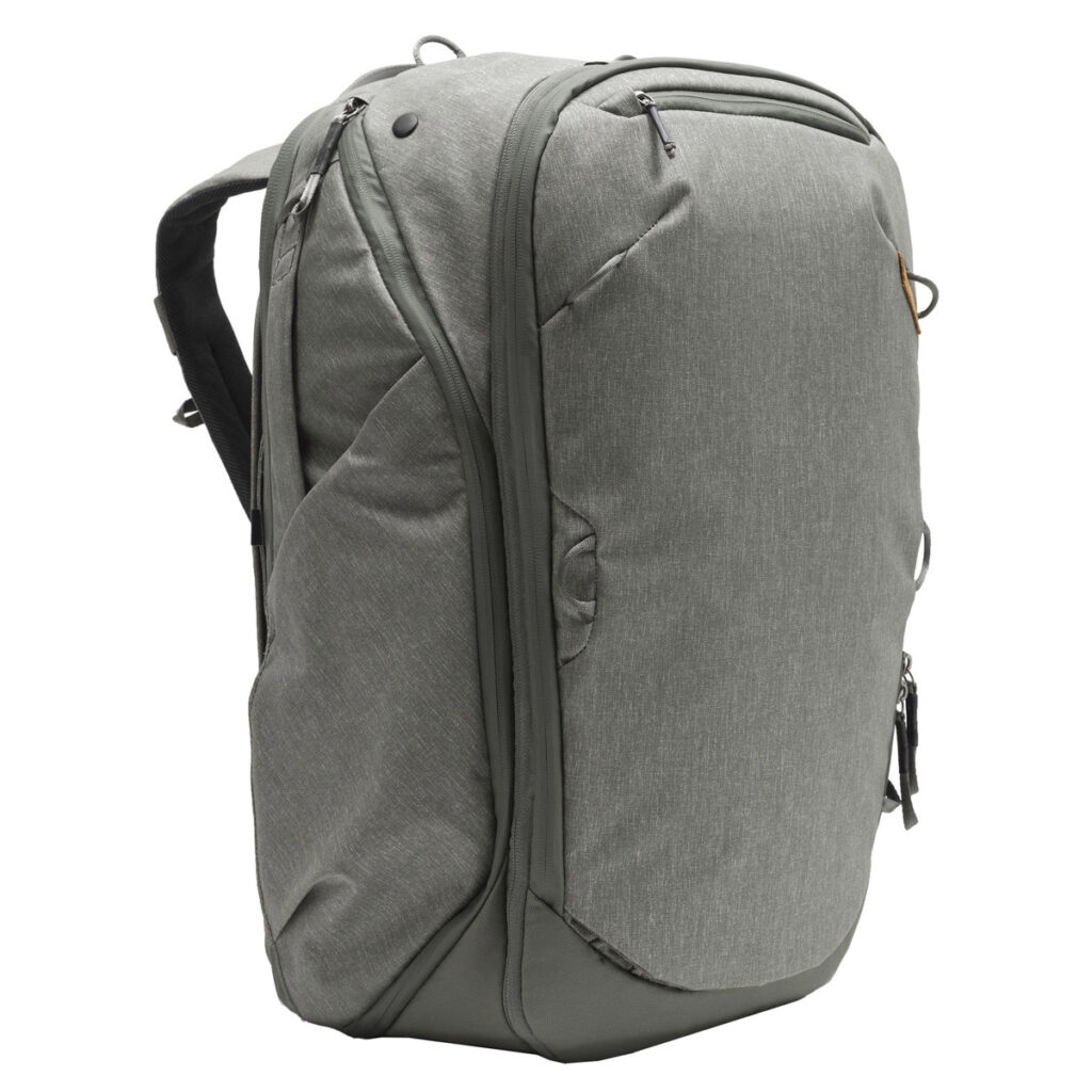 Peak-Design-Travel-Backpack-45L-sage1 Peak Design Travel Backpack 45L -kamerareppu, vaaleanvihreä, on moderni matkareppu, jossa on useita vetoketjullisia lokeroita ja pehmustetut olkahihnat, kuvassa pystyasennossa valkoisella pohjalla.