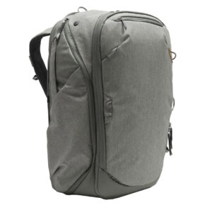 Peak-Design-Travel-Backpack-45L-sage1 Peak Design Travel Backpack 45L -kamerareppu, vaaleanvihreä, on moderni matkareppu, jossa on useita vetoketjullisia lokeroita ja pehmustetut olkahihnat, kuvassa pystyasennossa valkoisella pohjalla.