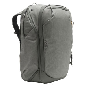 Peak-Design-Travel-Backpack-45L-sage1 Peak Design Travel Backpack 45L -kamerareppu, vaaleanvihreä, on moderni matkareppu, jossa on useita vetoketjullisia lokeroita ja pehmustetut olkahihnat, kuvassa pystyasennossa valkoisella pohjalla.