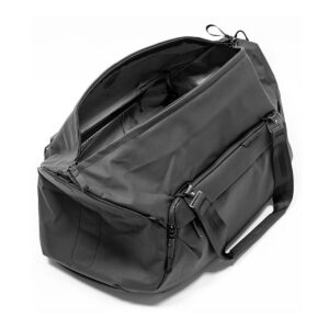 Peak-Design-Travel-Duffel-35l-black-2 Peak Design Travel Duffel 35L - Black -mustassa matkalaukussa on vetoketjulliset taskut, tukevat kahvat ja avoin muotoilu, joka paljastaa tilavan päälokeron ja järjestäytyneen sisätilan.