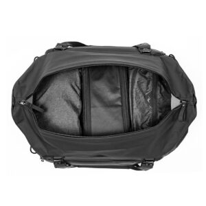 Peak-Design-Travel-Duffel-35l-black-3 Peak Design Travel Duffel 35L -matkalaukku mustana näkyy ylhäältäpäin päävetoketju auki, jolloin tilava, tyhjä sisätila ja useita lokeroita paljastuu.
