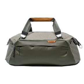 Peak Design Travel Duffel 35L - Sage on tyylikäs laukku oliivinvihreällä ja harmaalla värillä, jossa on suuri vetoketjullinen etutasku, sivutaskut, tukevat harmaat kädensijat ja ruskea nahka-aksentti.