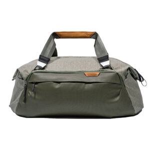 Peak-Design-Travel-Duffel-35l-sage-1 Peak Design Travel Duffel 35L - Sage on tyylikäs laukku oliivinvihreällä ja harmaalla värillä, jossa on suuri vetoketjullinen etutasku, sivutaskut, tukevat harmaat kädensijat ja ruskea nahka-aksentti.