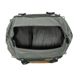 Peak-Design-Travel-Duffel-35l-sage-3 Ylhäältä alas näkymä avoimesta, tyhjästä Peak Design Travel Duffel 35L - Sage -laukusta, jossa on mustat hihnat ja vetoketjut ja jossa korostuvat sen tilava päälokero ja sisäiset jakajat.