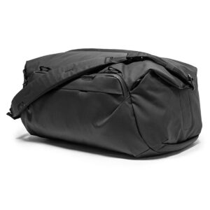 Peak-Design-Travel-Duffel-65l-black-3 Peak Design Travel Duffel 65L - Black näkyy valkoisella pohjalla, ja siinä on tyylikäs minimalistinen muotoilu, useita vetoketjulokeroita ja kätevä olkahihna.