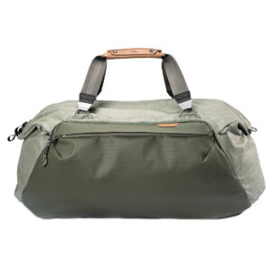 Peak-Design-Travel-Duffel-65l-sage-1 Peak Design Travel Duffel 65L -mallistossa on vetoketjullinen vetoketjullinen etutasku, harmaat kahvat, joissa on ruskehtava nahkakahva, ja se on kuvattu valkoista taustaa vasten.