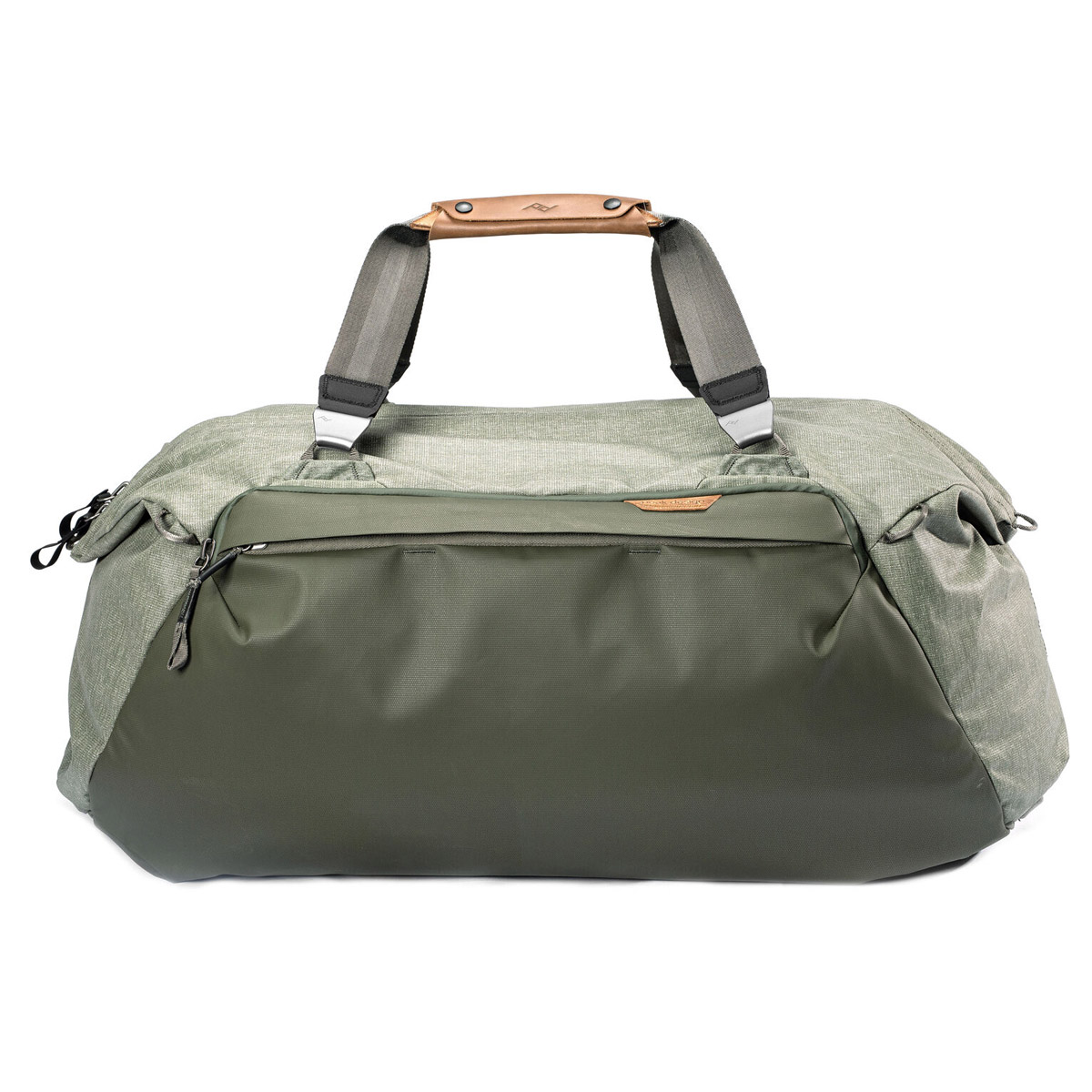 Peak Design Travel Duffel 65L -mallistossa on vetoketjullinen vetoketjullinen etutasku, harmaat kahvat, joissa on ruskehtava nahkakahva, ja se on kuvattu valkoista taustaa vasten.