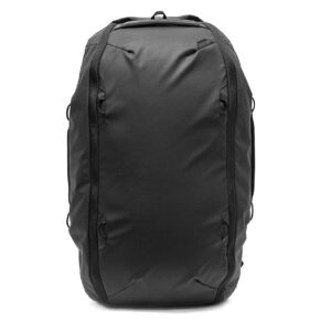 Mustassa Peak Design Travel Duffelpack 65L -matkarepussa on minimalistinen, pyöristetty muotoilu, jossa on useita kahvoja ja vetoketjuja valkoista taustaa vasten.