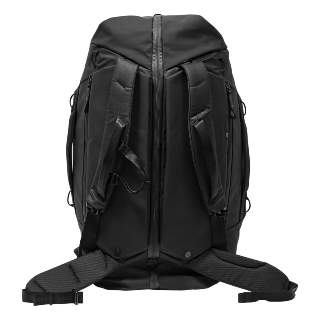Peak-Design-Travel-Duffelpack-65l-black-02 Peak Design Travel Duffelpack 65L mustana näkyy takaa, ja siinä on pehmustetut olkahihnat, vetoketjulliset sivutaskut, säädettävä vyötärövyö ja tyylikäs, moderni muotoilu minimaalisilla yksityiskohdilla.