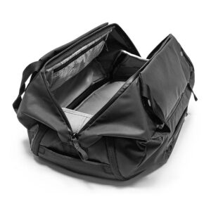 Peak-Design-Travel-Duffelpack-65l-black-03 Peak Design Travel Duffelpack 65L mustassa kuvassa päälokero on avattu, ja siinä on tilavat sisätaskut ja verkko-organisaattorit valkoista taustaa vasten.