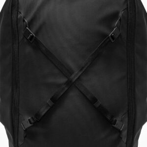 Peak-Design-Travel-Duffelpack-65l-black-07 Lähikuva Peak Design Travel Duffelpack 65L -matkarepusta mustana, jossa on kaksi säädettävää mustaa hihnaa, jotka risteävät etupuolella X-kirjaimessa ja jotka on kiinnitetty neljästä reunapisteestä. Materiaali vaikuttaa sileältä ja kestävältä.