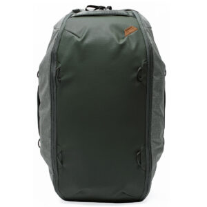 Peak-Design-Travel-Duffelpack-65l-sage-1 Peak Design Travel Duffelpack 65L in Sage on suuri, tyylikäs, tummanvihreä ja harmaa reppu, jossa on useita kahvoja ja minimalistinen muotoilu, joka seisoo pystyasennossa valkoista taustaa vasten.