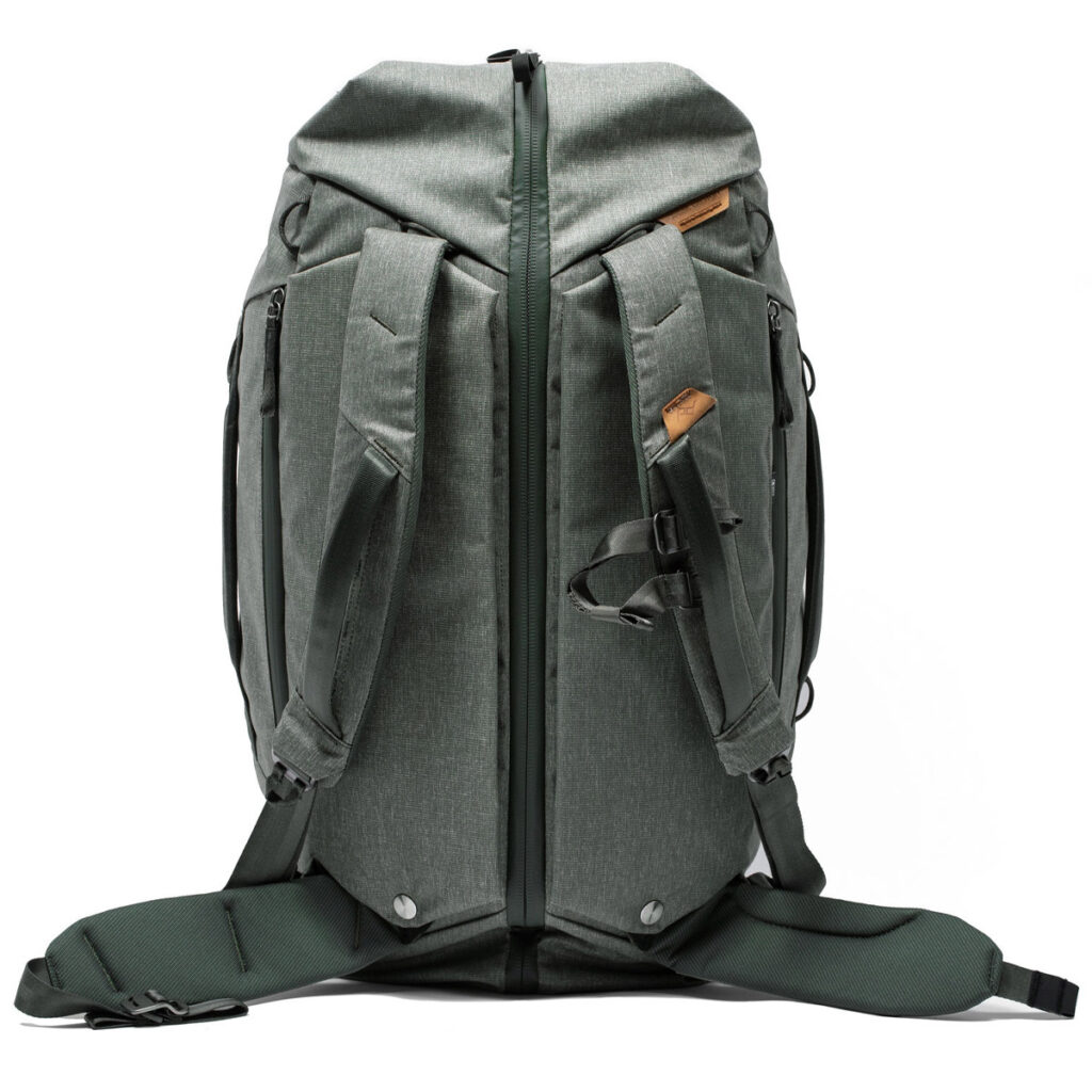 Peak-Design-Travel-Duffelpack-65l-sage-2 Peak Design Travel Duffelpack 65L, väri Sage, on moderni, strukturoitu laukku, jossa on kaksi vetoketjullista etutaskua, pehmustetut olkahihnat, säädettävät soljet, yläkahva ja metalliset painonapit alakulmissa.