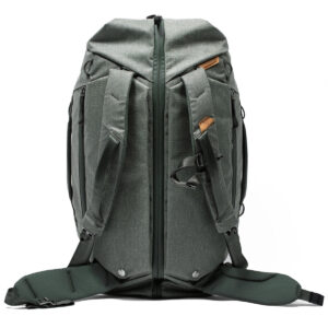 Peak-Design-Travel-Duffelpack-65l-sage-2 Peak Design Travel Duffelpack 65L, väri Sage, on moderni, strukturoitu laukku, jossa on kaksi vetoketjullista etutaskua, pehmustetut olkahihnat, säädettävät soljet, yläkahva ja metalliset painonapit alakulmissa.