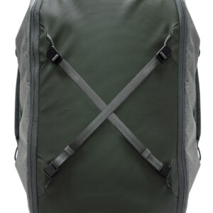 Peak-Design-Travel-Duffelpack-65l-sage-4 Lähikuva Peak Design Travel Duffelpack 65L Sage -mallistosta, jossa on kaksi säädettävää harmaata hihnaa, jotka risteävät X-muodossa edessä, ja jossa on minimalistinen ja moderni muotoilu.