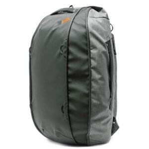 Peak-Design-Travel-Duffelpack-65l-sage-5 Peak Design Travel Duffelpack 65L Sage -repussa on puolijäykkä etukuori, sivukahvat ja useita vetoketjuja, ja se on kuvassa pystyssä valkoisella pohjalla.