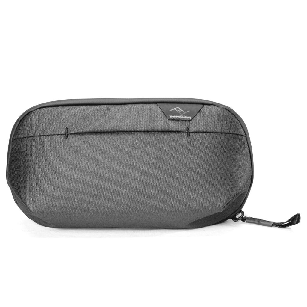 Peak-Design-Wash-Pouch-Small-Black1 Peak Design Wash Pouch Small - Black on kompakti, musta vetoketjullinen pussi minimalistisella muotoilulla, jossa on hienovarainen logolaastari edessä ja kiinnitetty rannehihna helppoa kantamista varten.