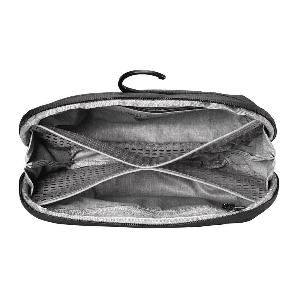 Peak-Design-Wash-Pouch-Small-Black2 Peak Design Wash Pouch Small - Black on avoin, ja siinä on musta vetoketju, verkkojakajat useita lokeroita varten sekä musta ripustuskoukku. Sisätila on tyhjä ja siististi järjestetty.