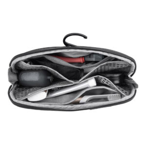 Peak-Design-Wash-Pouch-Small-Black3 Ylhäältä katsottuna avoin Peak Design Wash Pouch Small - Black, jossa on lokeroita, joihin mahtuu sähköhammasharja, partakone, kynsisakset ja paljon muuta. Yläosassa näkyy koukku ripustamista varten.