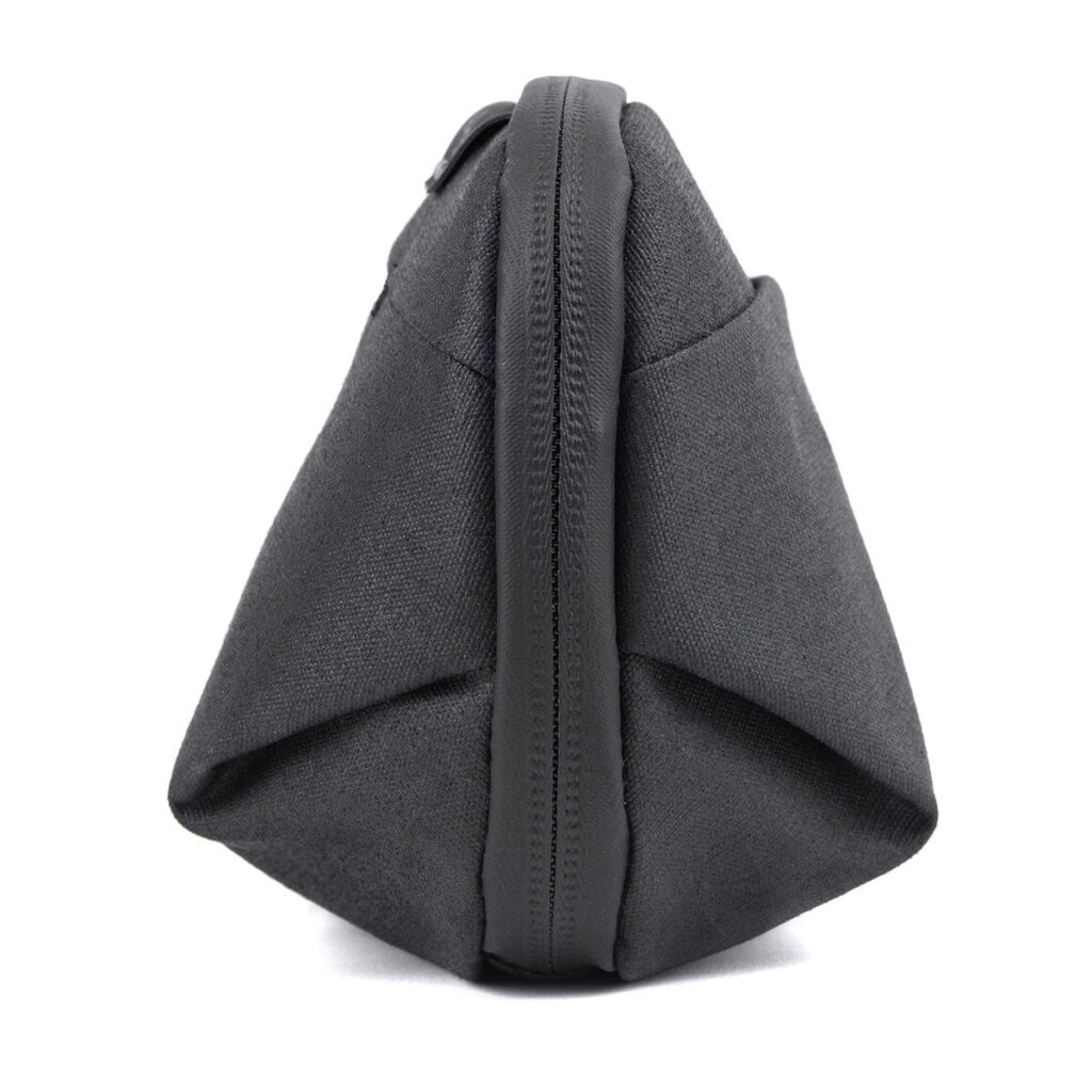 Peak-Design-Wash-Pouch-Small-Black4 Sivunäkymä Peak Design Wash Pouch Small - Black -laukusta, jossa on näkyvä vetoketju, joka kulkee pystysuoraan keskellä ja hieman kulmikkaat reunat.