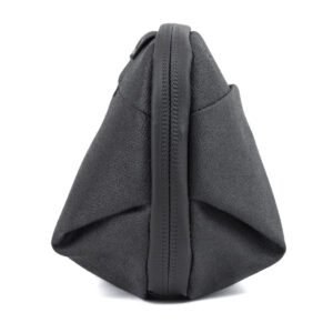 Peak-Design-Wash-Pouch-Small-Black4 Sivunäkymä Peak Design Wash Pouch Small - Black -laukusta, jossa on näkyvä vetoketju, joka kulkee pystysuoraan keskellä ja hieman kulmikkaat reunat.