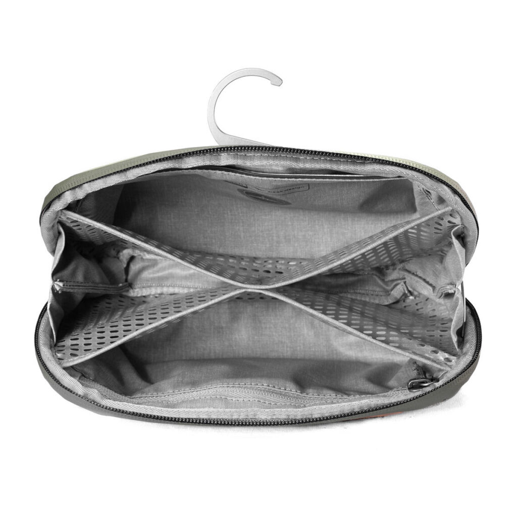 Peak-Design-Wash-Pouch-Small-Sage2 Ylhäältä katsottuna avoin Peak Design Wash Pouch Small, väri Sage, jossa on useita verkkolokeroita, sisäänrakennettu ripustuskoukku ja siististi jaettu, tyhjä sisätila.