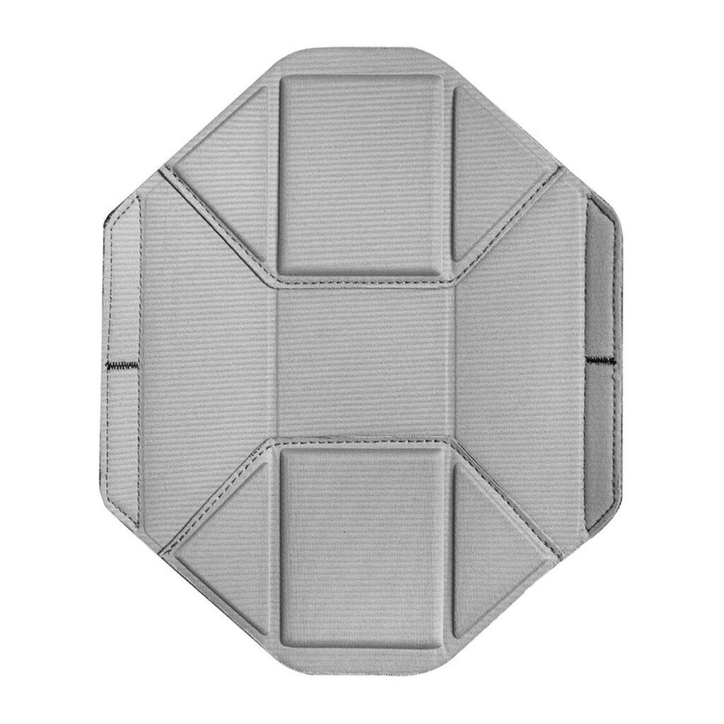 Peak-Design-spareparts-divider-15L-zip-V2-gray-1 Ylhäältä alaspäin katsottuna Peak Design Spareparts V2 - Everyday Backpack 15L Zip V2 Divider Cool Grey, kahdeksankulmainen pehmustettu insertti, jossa on ommellut saumat ja suorakulmaiset osat, jotka on suunniteltu tyynyksi tai järjestelijäksi.