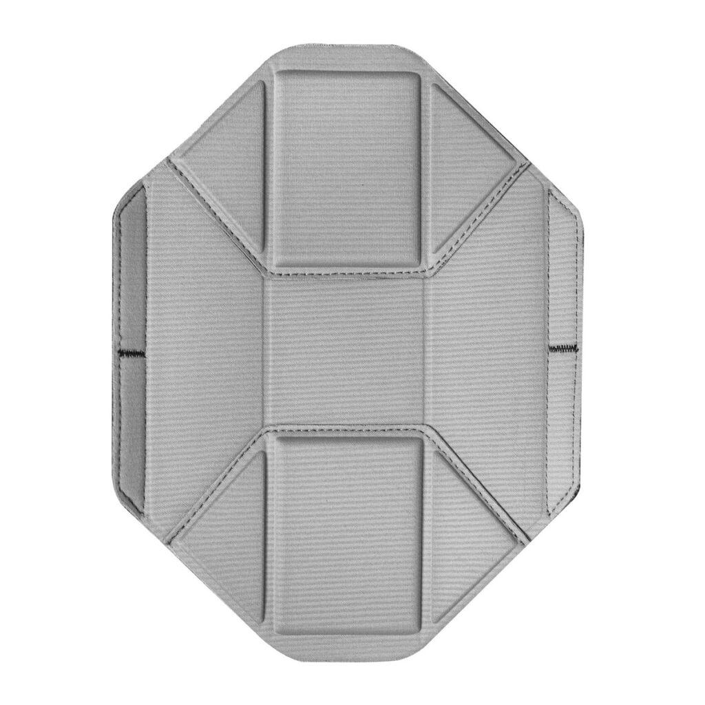 Peak-Design-spareparts-divider-20L-V2-gray-1 Viileän harmaa, kahdeksankulmainen, kuvioitu jakajapala, jossa on ommellut saumat ja korotetut kohdat ja joka muistuttaa pehmustettua sisäkettä Peak Design Spareparts V2 Everyday Backpack 20L -reppuun, ylhäältä päin katsottuna valkoisella pohjalla.