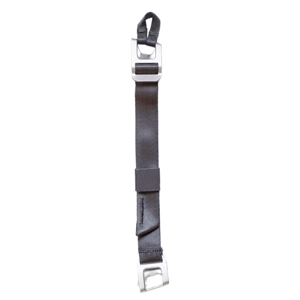 Peak-Design-spareparts-sternum-strap-v2-ash-1 Peak Design Spareparts V2 Everyday Backpack V2 Sternum Strap in Ash sisältää mustan nailonhihnan, jonka molemmissa päissä on suorakulmaiset hopeiset soljet.