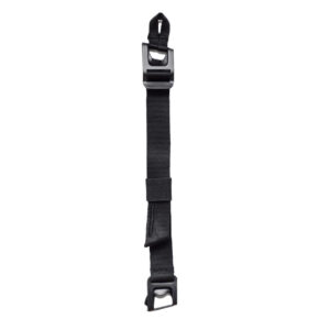Peak Design Spareparts V2 - Everyday Backpack V2 Sternum Strap mustana on säädettävä nailonhihna, jossa on muovisoljet, silmukka toisessa päässä ja liukusäädin, joka on suunniteltu tavaroiden kiinnittämiseen. Tuote on esitetty valkoisella pohjalla.